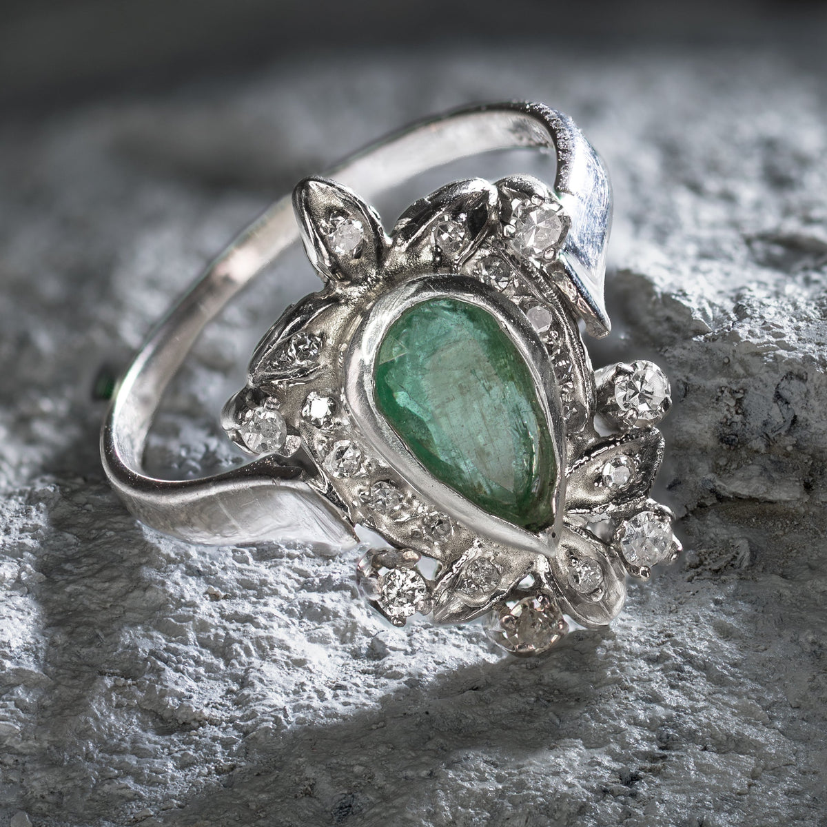 1940s, Retro era palladium and emerald ring with 20 accent diamonds