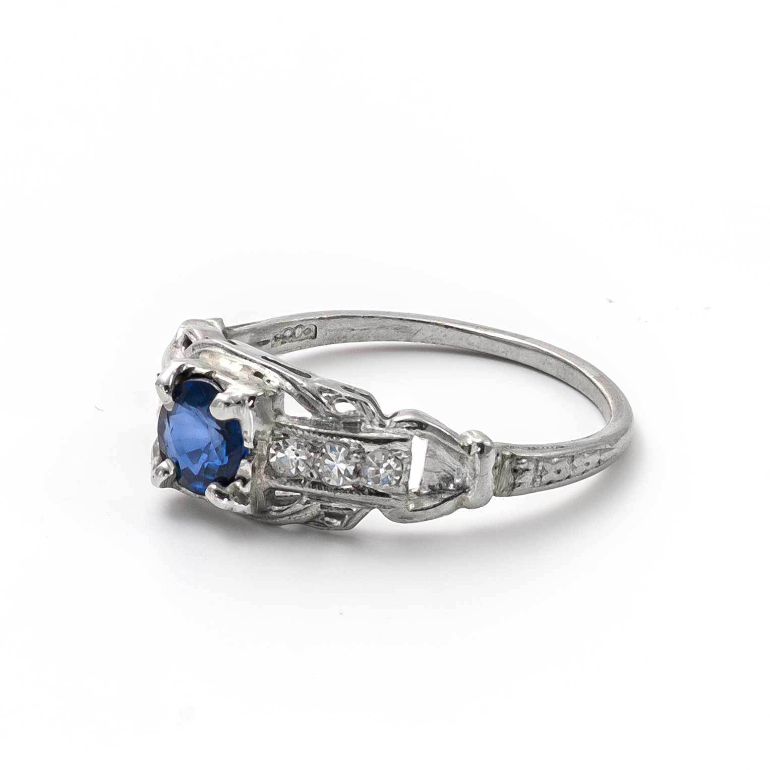 6 singe cut accent diamonds with a natural sapphire