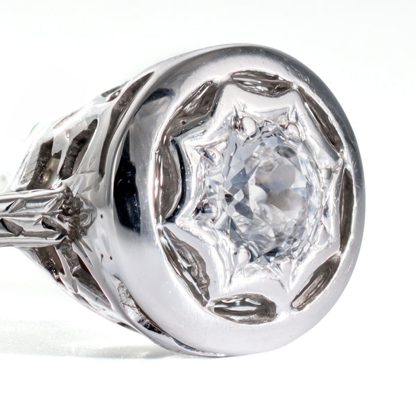Extreme close-up of the ring head showing the secure bezel points and the craftsmanship of the vintage openwork gallery.