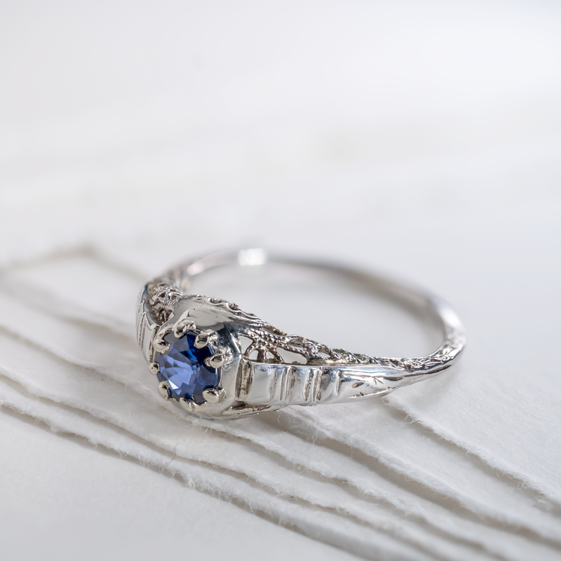 Antique natural sapphire ring in 14K white gold with early Art Deco filigree detailing