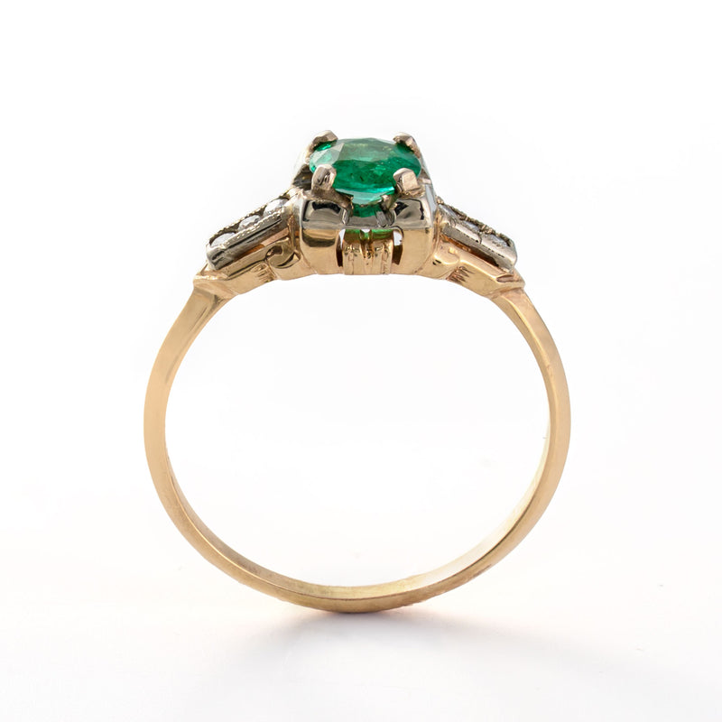 Upright presentation emphasizing the ring's geometric lines and elegant vintage proportions.