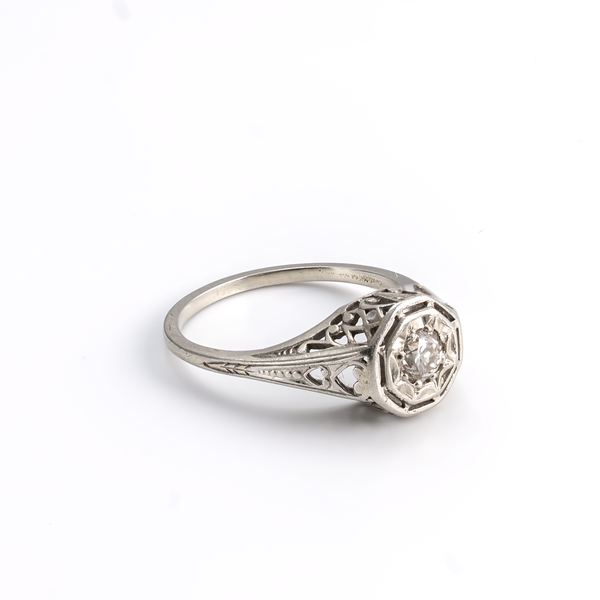18k white gold ring with a diamond 
